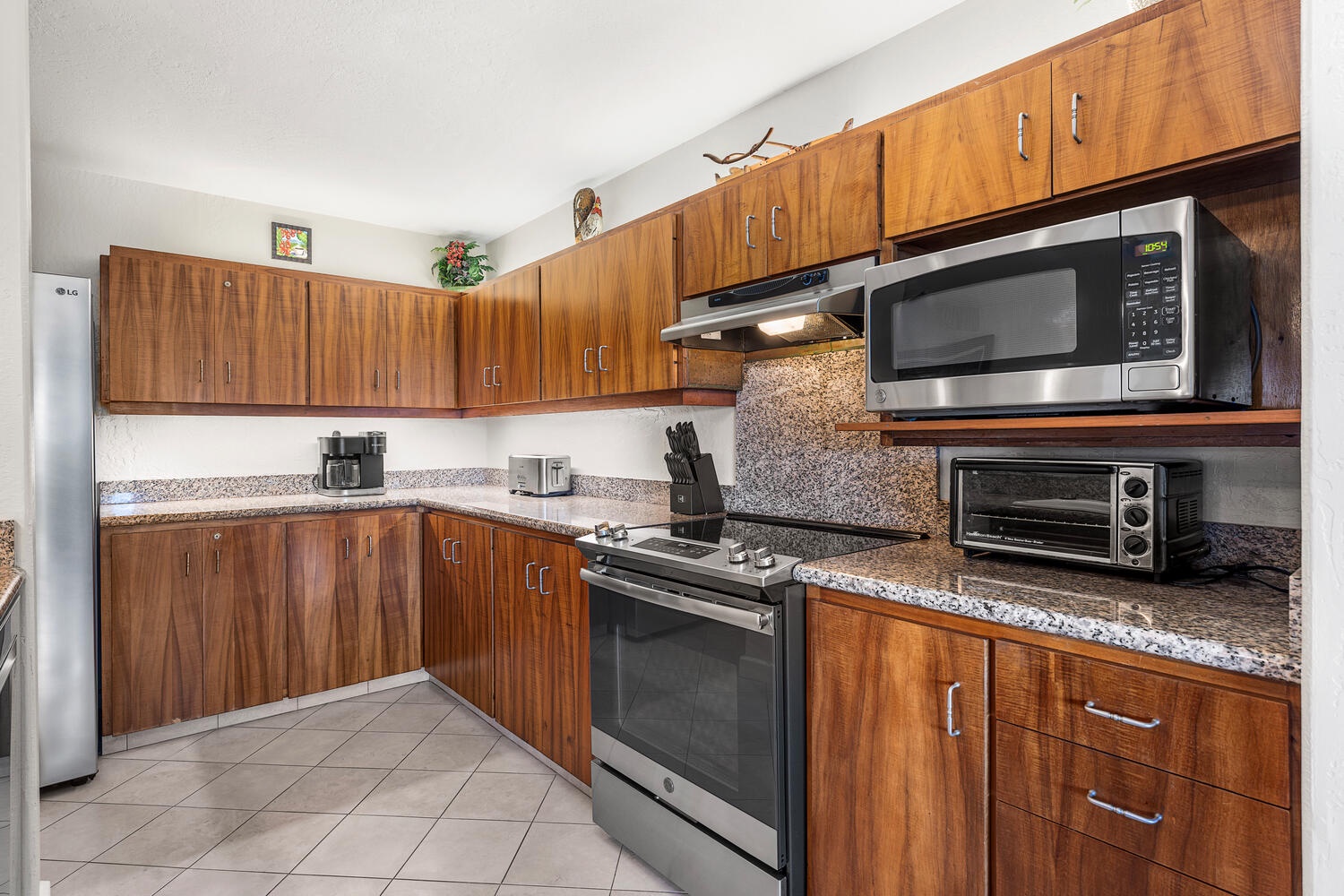 Kailua Kona Vacation Rentals, Kanaloa at Kona 3304 - Fully equipped kitchen with granite countertops, modern appliances, and plenty of prep space.