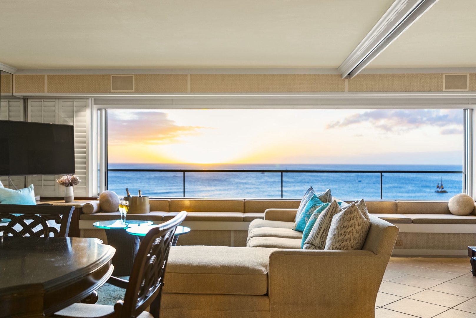 Honolulu Vacation Rentals, Hale Kaimana - Spacious seating with a front-row seat to the ocean.