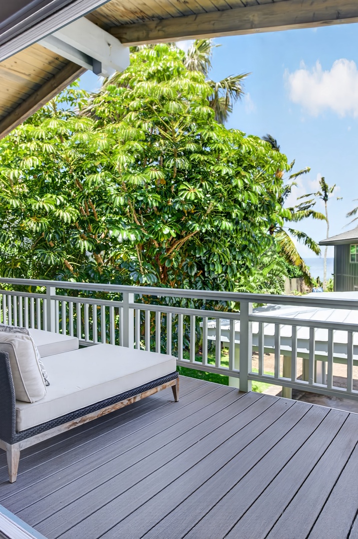 Haleiwa Vacation Rentals, Sunset Beach Hideaway - Lounge on the breezy lanai surrounded by palms and peaceful neighborhood greenery.