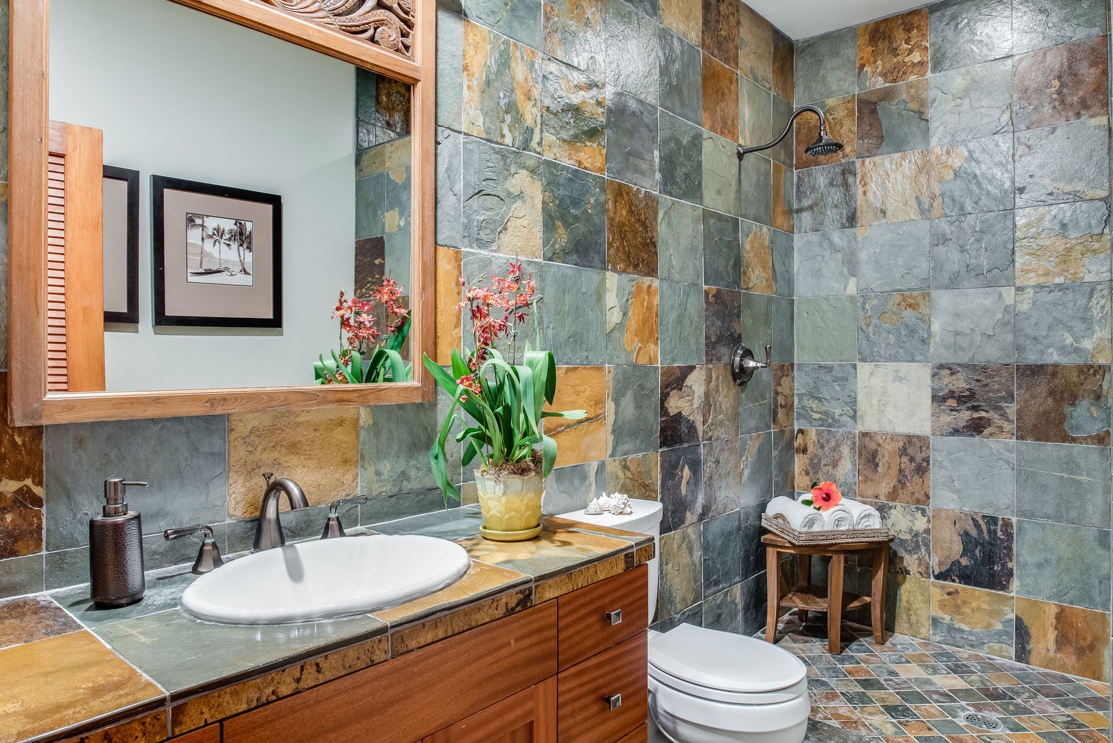 Kailua Kona Vacation Rentals, Kona Beach Bungalows** - Honu Shared Bath with a walk-in shower