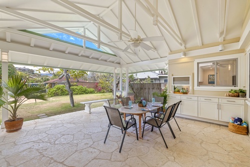 Kailua Vacation Rentals, Hale Moana Lanikai - Relax and dine on this inviting lanai, which offers a refreshing outdoor setting complemented by a view of the lush garden