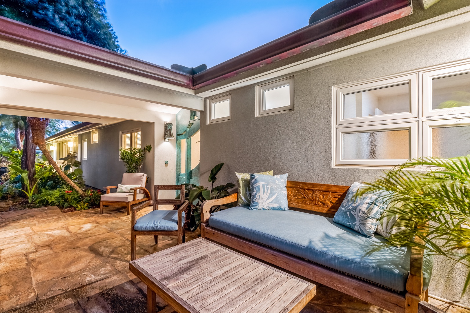 Honolulu Vacation Rentals, Hale Ola - Grab a glass of wine and sit to admire the sunset on the front porch