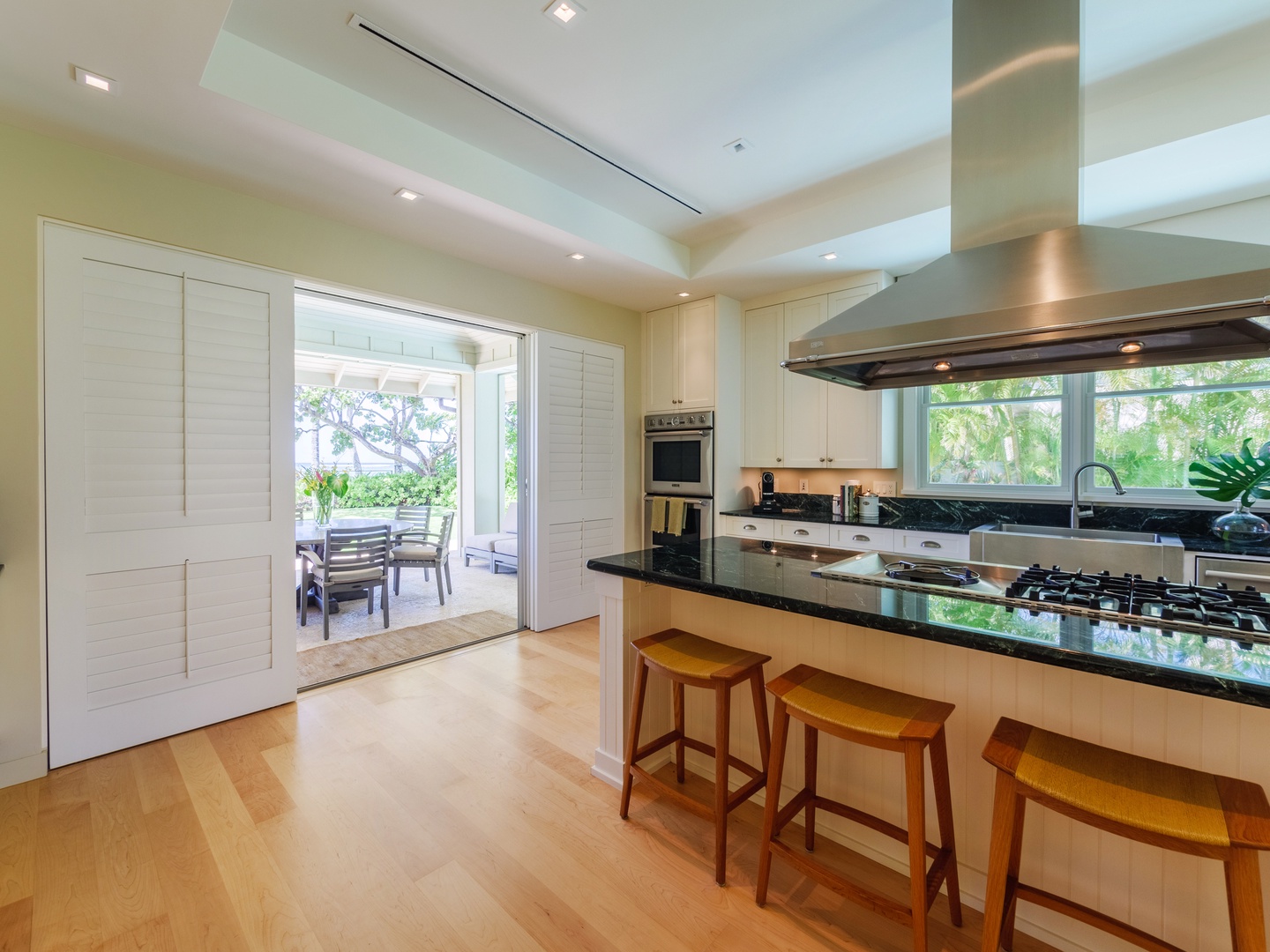 Honolulu Vacation Rentals, Paradise Beach Estate - From kitchen to patio in just a few steps: enjoy effortless al fresco dining options amidst fresh air and open skies.