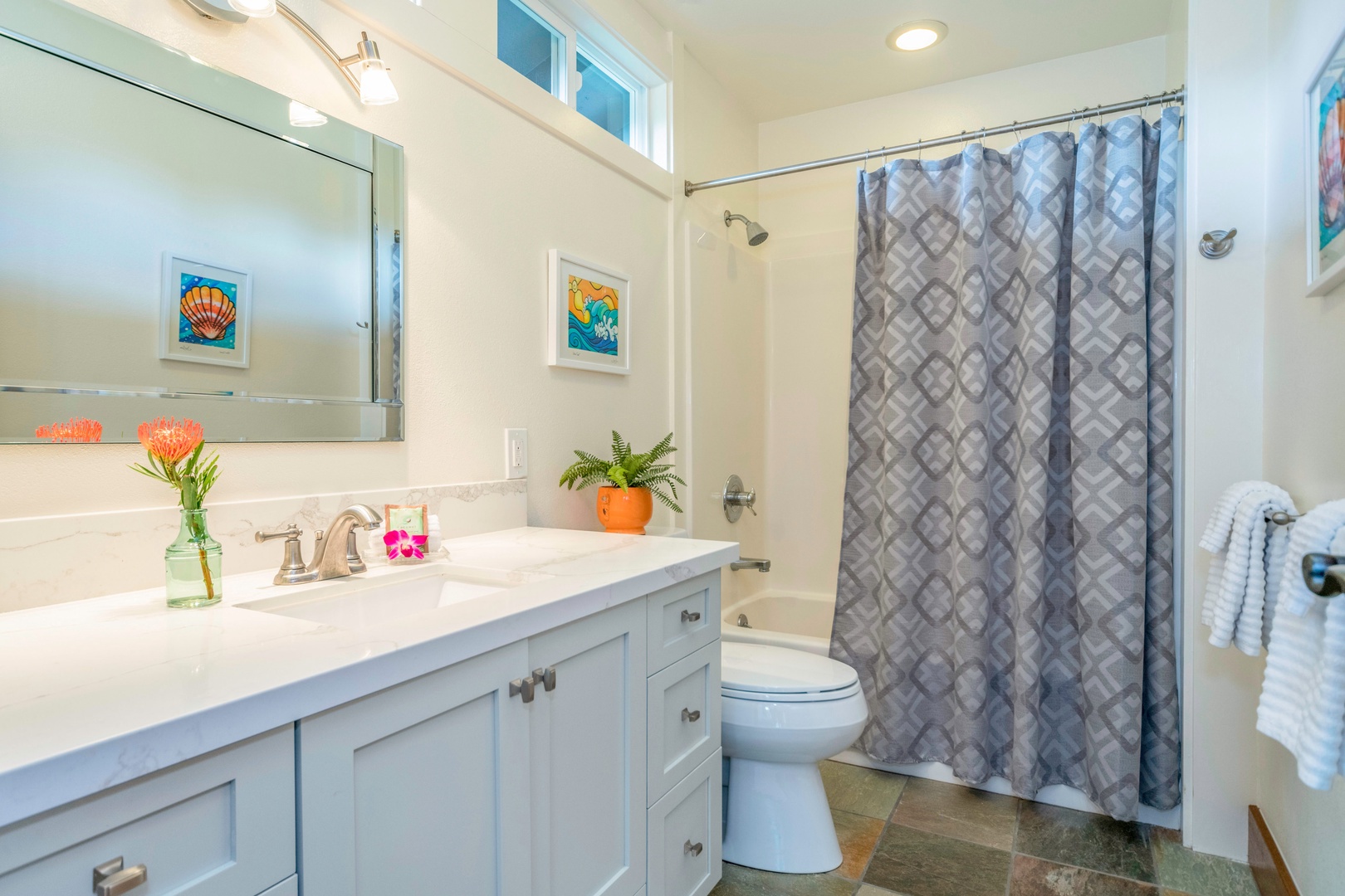 Honolulu Vacation Rentals, Hale Niuiki - The bunk bed room's attached bathroom