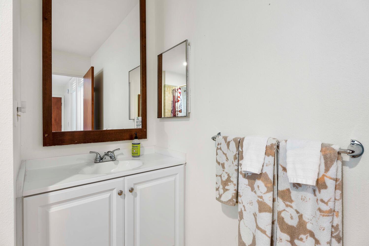 Kailua Kona Vacation Rentals, Kona Dreams - Shared bathroom with single vanity.