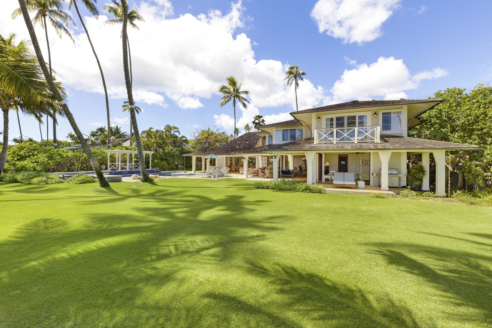 Honolulu Vacation Rentals, Kahala Beachside Estate - Expansive yard with tropical landscaping