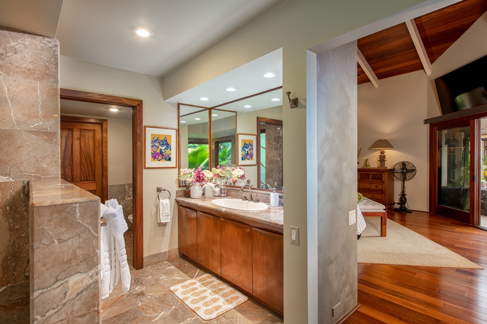Kailua Kona Vacation Rentals, Hale Wailele** - Guest ensuite with natural light and storage