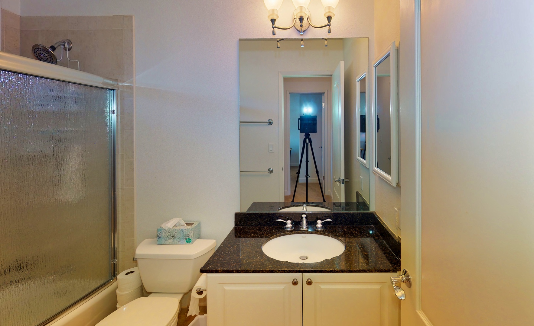 Kapolei Vacation Rentals, Ko Olina Kai Estate #17 - Full bathroom on the second-level shared by two upstairs bedrooms.