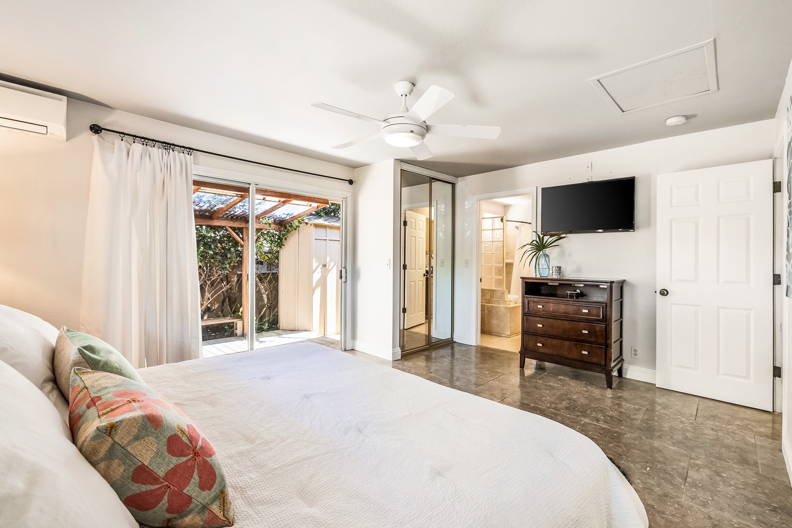 Honolulu Vacation Rentals, Hale Ho'omaha - Plus, there's a flat screen TV and ensuite full bath