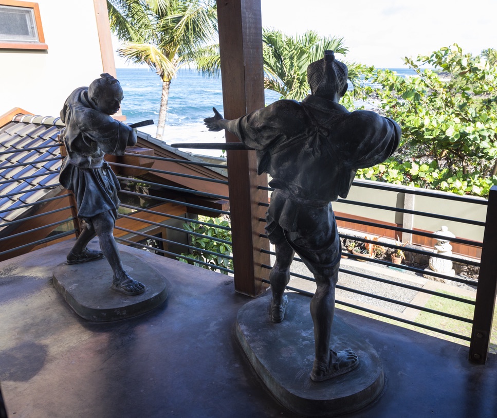 Haleiwa Vacation Rentals, Samurai House - Discover unique artistry with these samurai statues, adding character to your stay