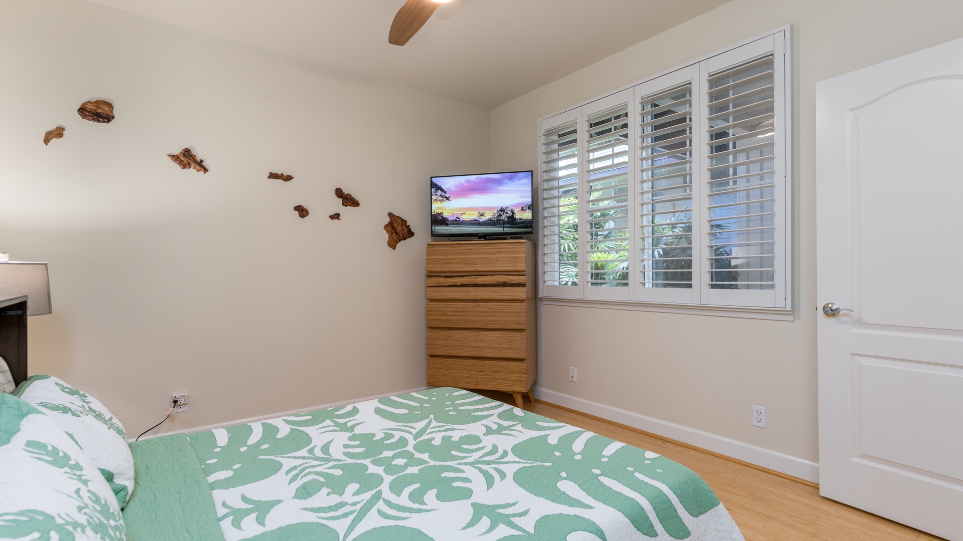 Kapolei Vacation Rentals, Ko Olina Kai 1083C - The downstairs guest bedroom with TV and scenery.