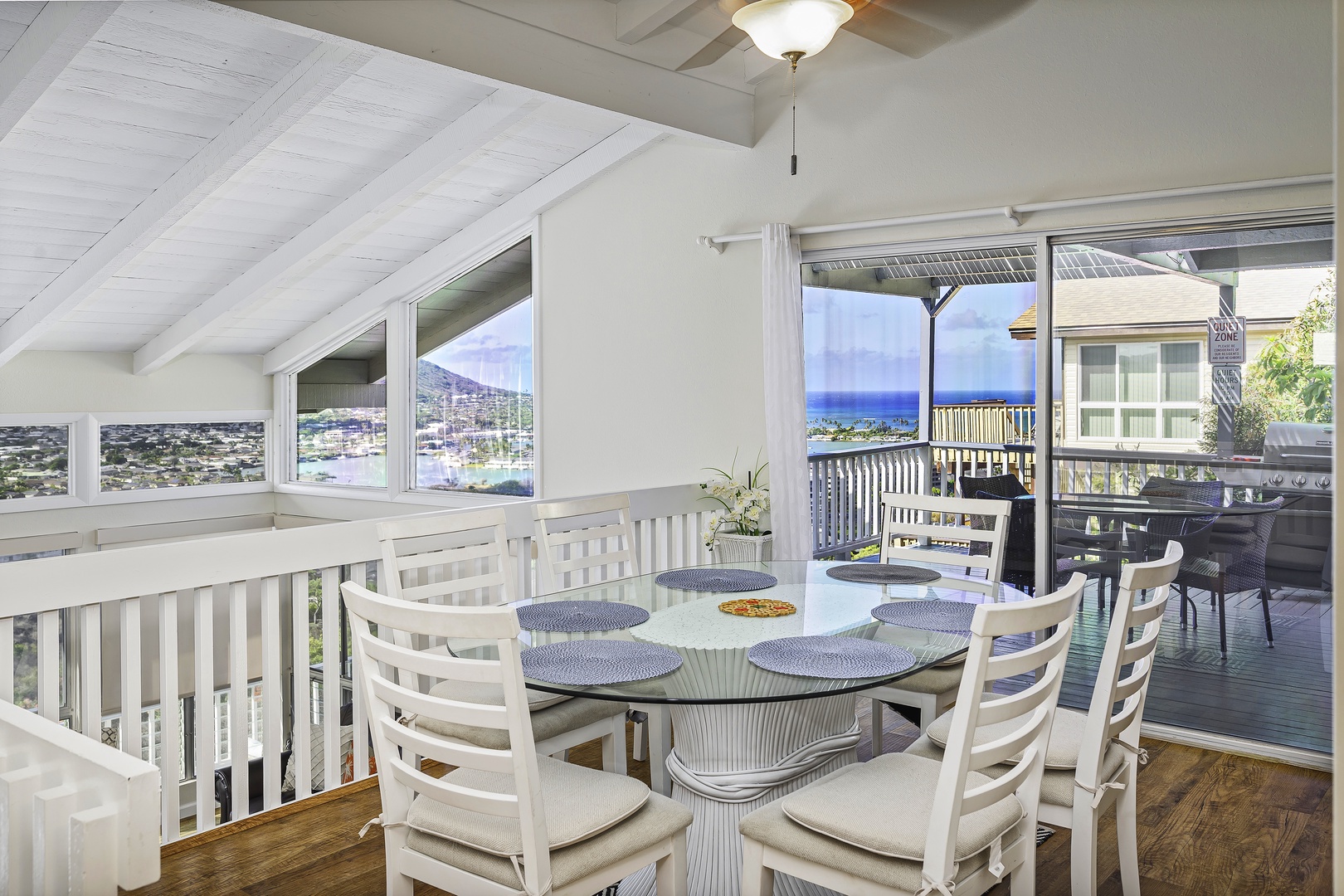 Honolulu Vacation Rentals, Hale Malia - The indoor dining area comfortably seats 6 and boasts gorgeous views