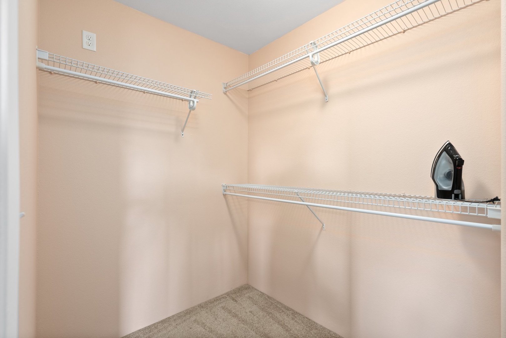 Kapolei Vacation Rentals, Kilipue Retreat - Walk-in closet offering plenty of storage for longer stays.