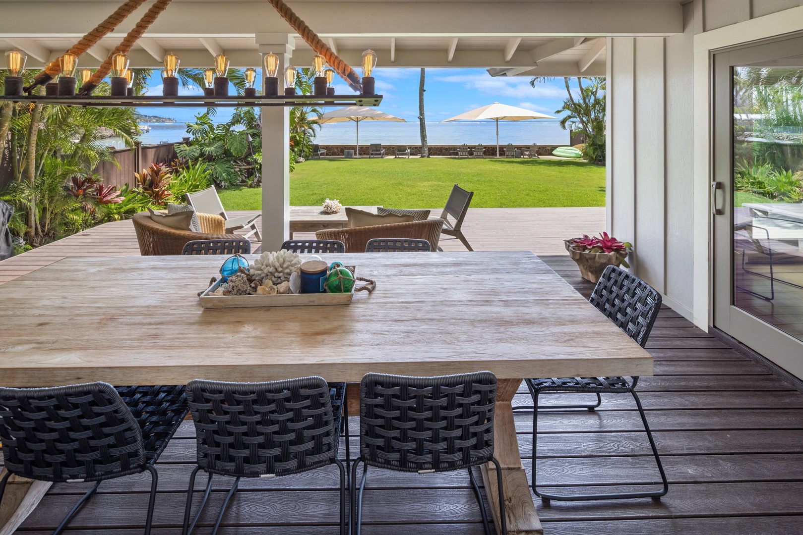 Honolulu Vacation Rentals, Moana Lani - Open-air dining with room for ten and sweeping ocean views.