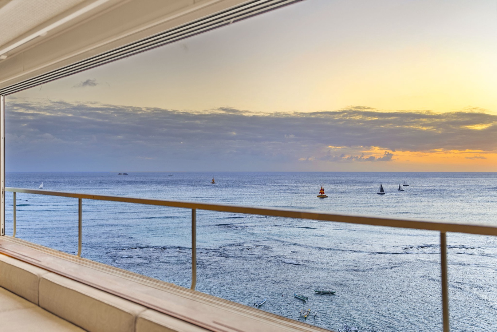 Honolulu Vacation Rentals, Hale Kaimana Breeze - Spacious outdoor seating with panoramic ocean views.