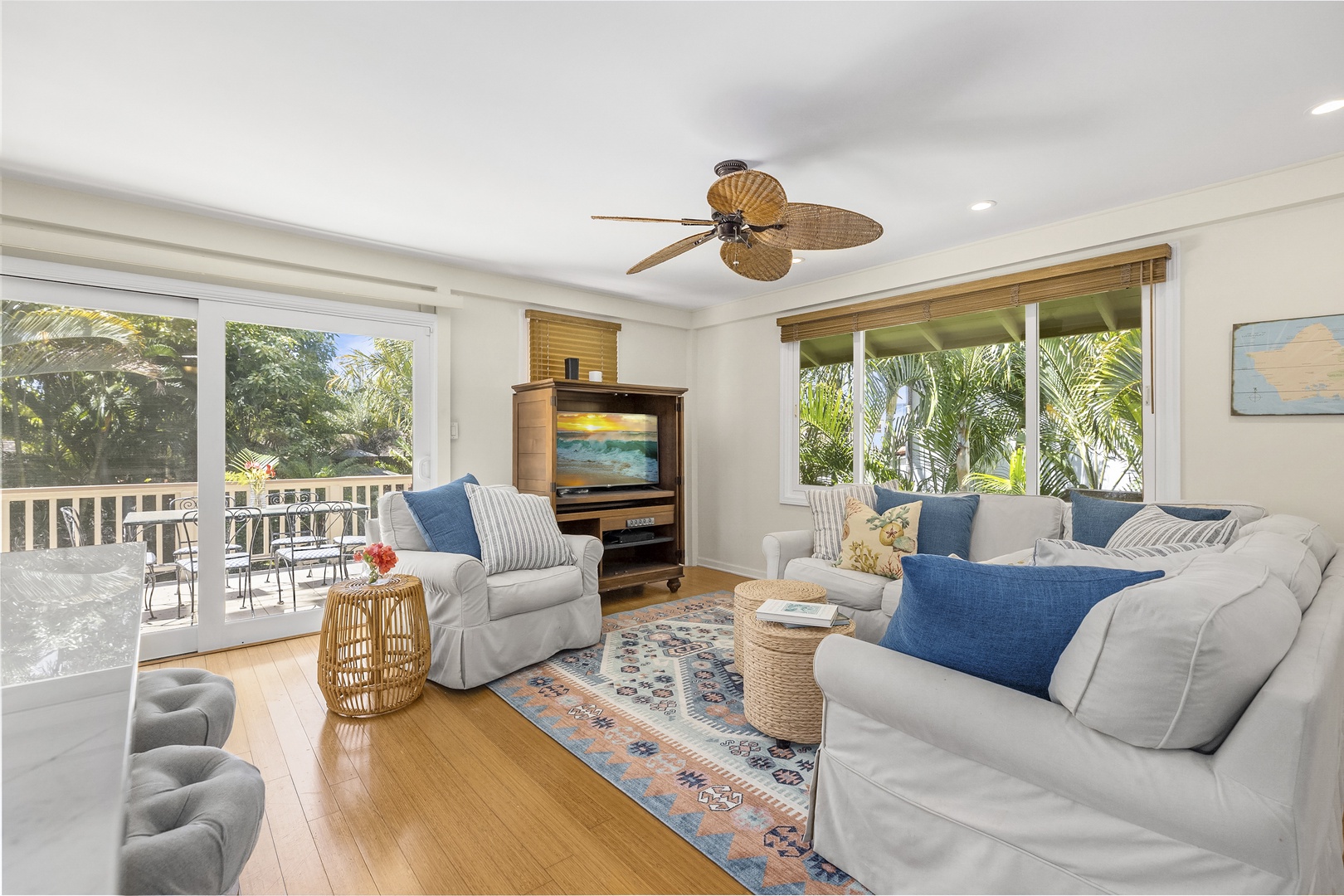 Honolulu Vacation Rentals, Hale Nui - Living Room Upstairs