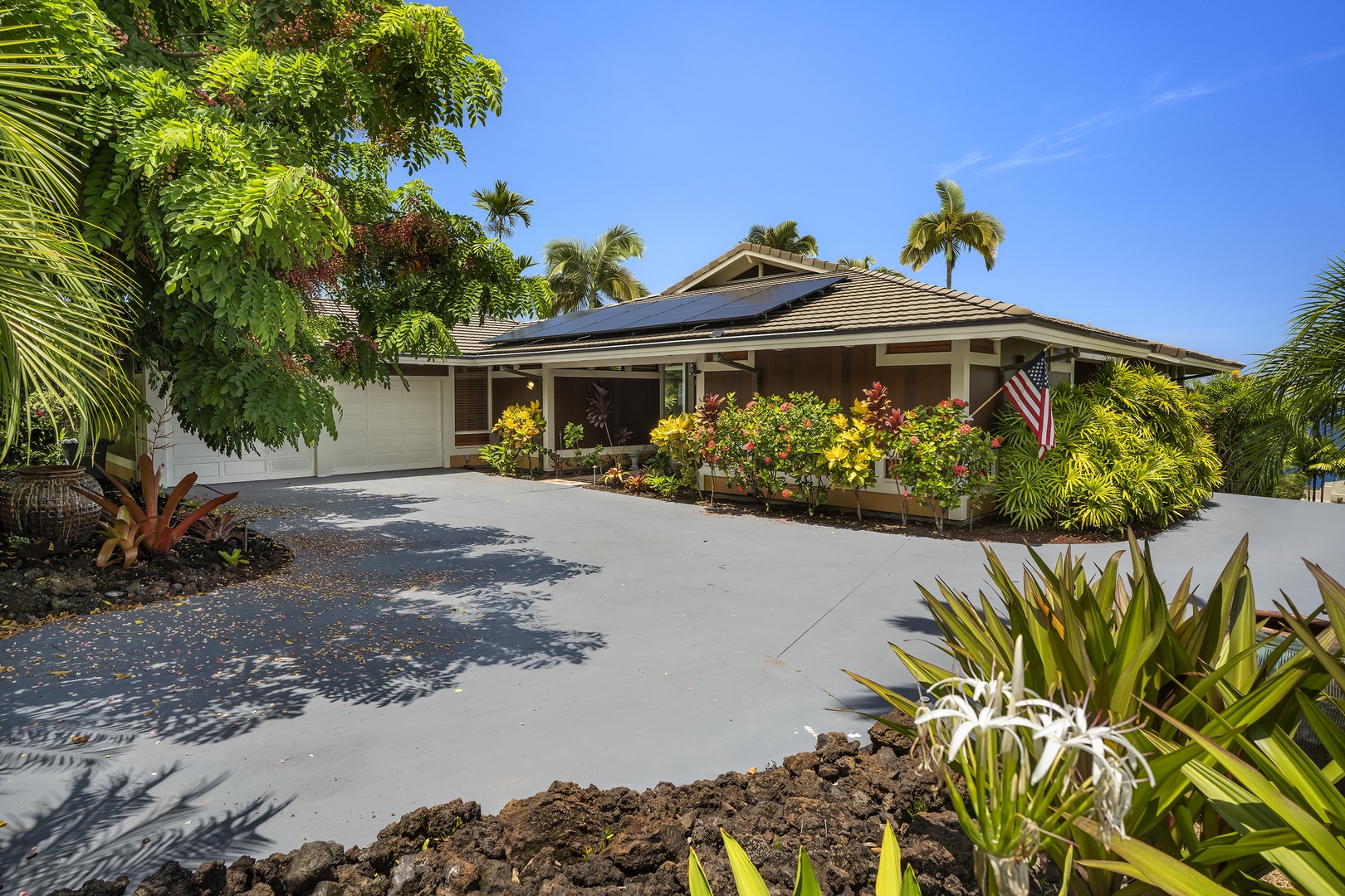 Kailua Kona Vacation Rentals, Pineapple House - Enough space for 4 vehicles