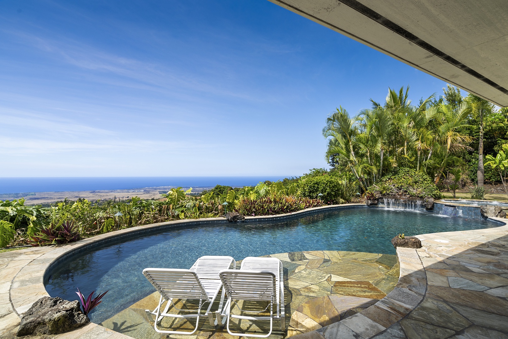 Kailua Kona Vacation Rentals, Piko Nani - Baja edge allows for loungers to be partially submerged