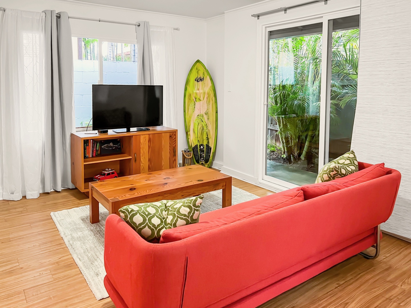 Honolulu Vacation Rentals, Ho'okipa Villa - Guest cottage living room with sleeper sofa
