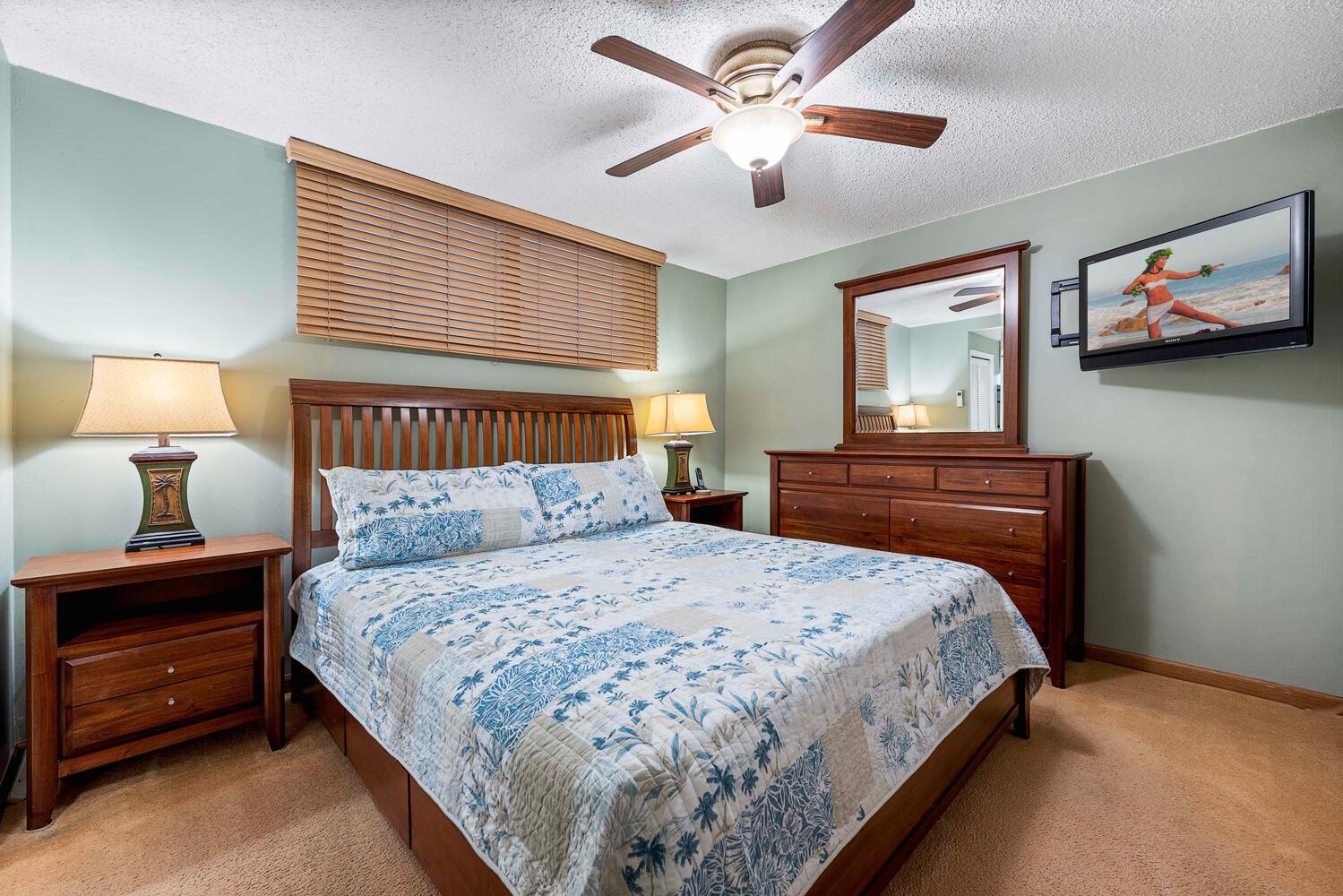 Kailua Kona Vacation Rentals, Kona Alii 302 - Plush king bed in fine linens.