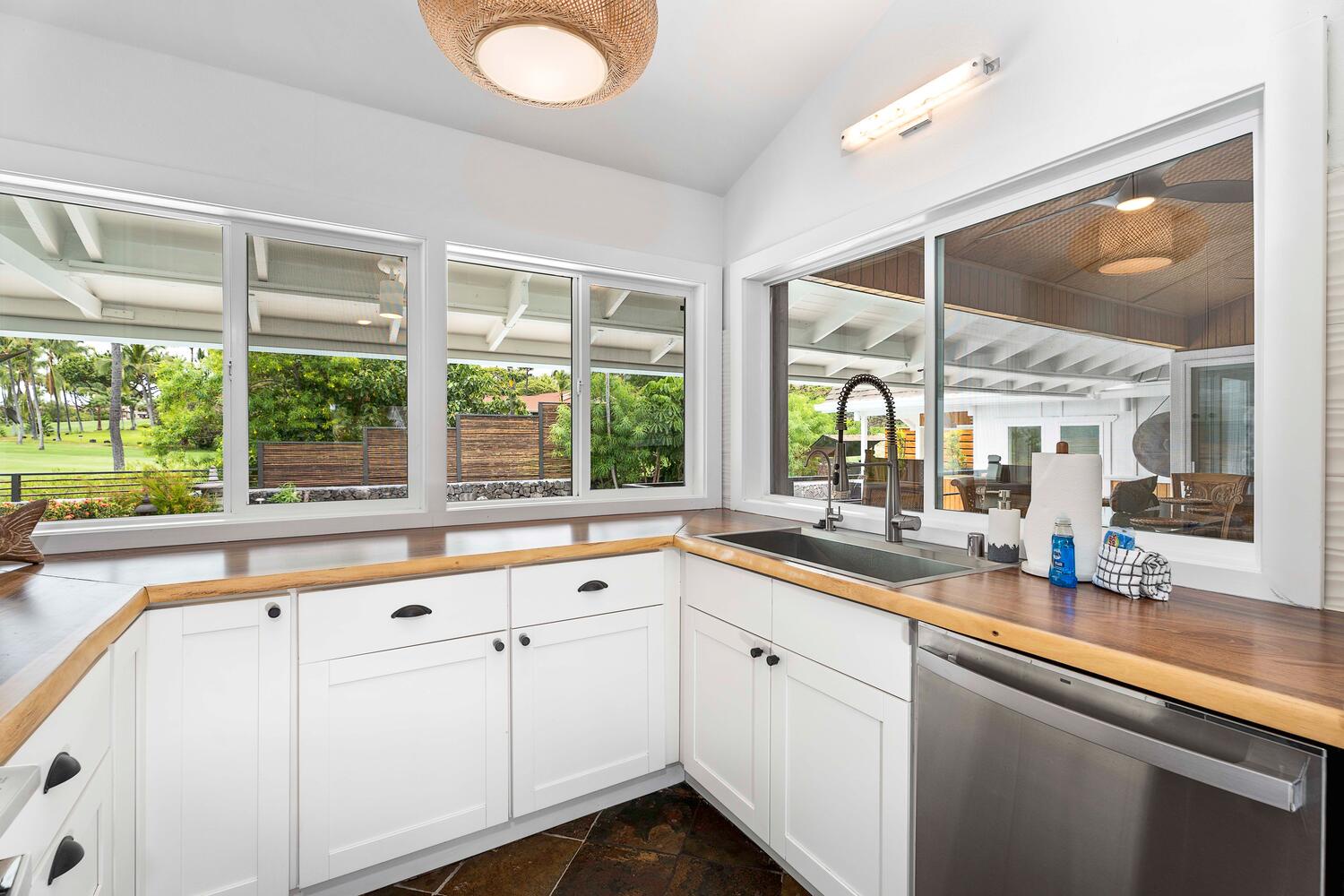 Kailua Kona Vacation Rentals, Manukai Hale - Enjoy your cooking in a bright and airy kitchen.