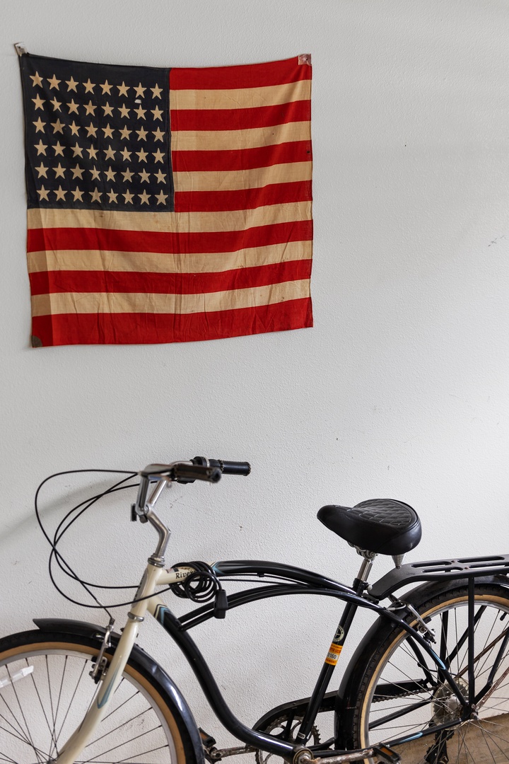 Kapolei Vacation Rentals, Ko Olina Kai 1105E - A vintage American flag and classic cruiser bike create a welcoming, nostalgic touch that celebrates the property's character and local charm.