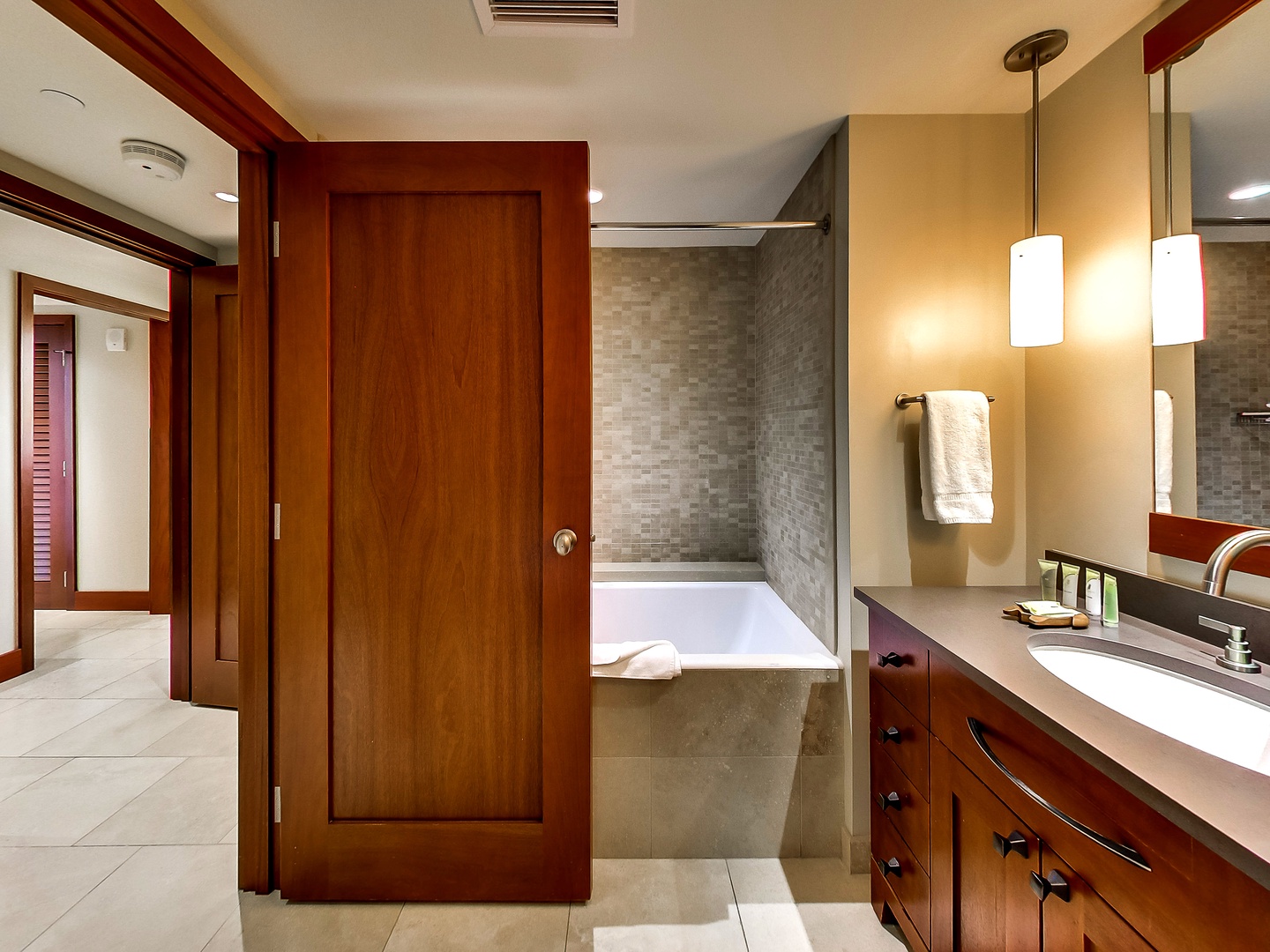 Kapolei Vacation Rentals, Ko Olina Beach Villas O1011 - The third guest bathroom with a soaking tub to rest and renew.