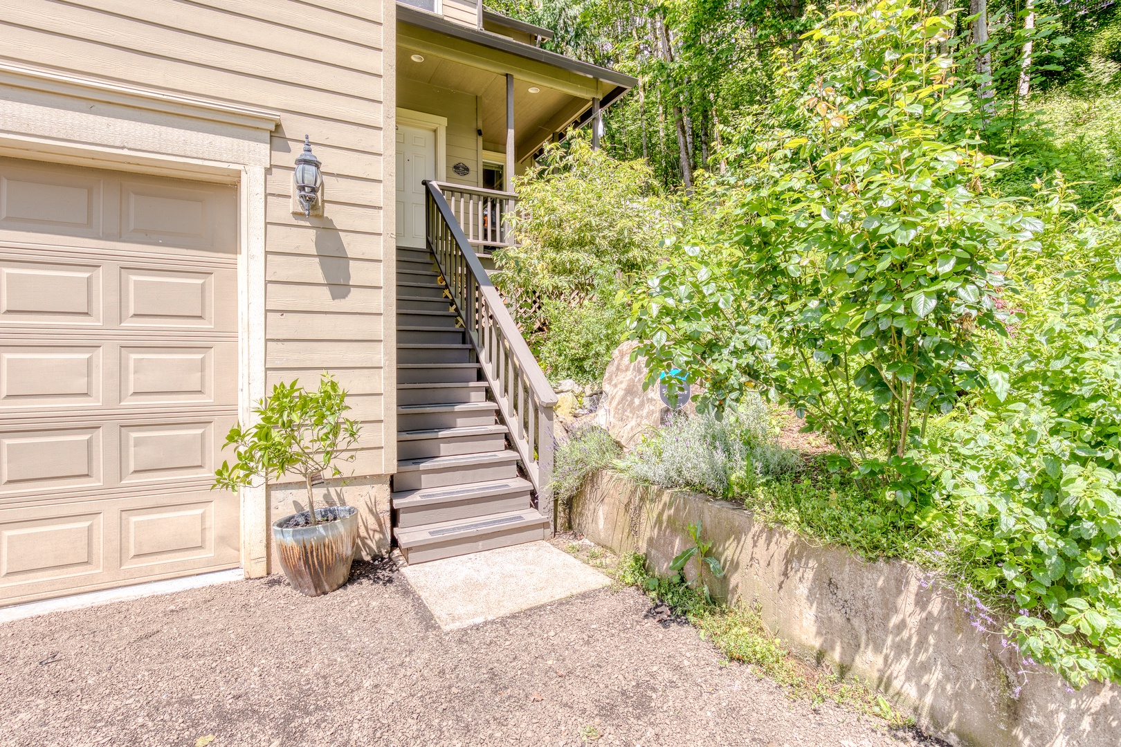 Clackamas Vacation Rentals, Duck Crossing - Stairs leading up to the front porch and home entrance