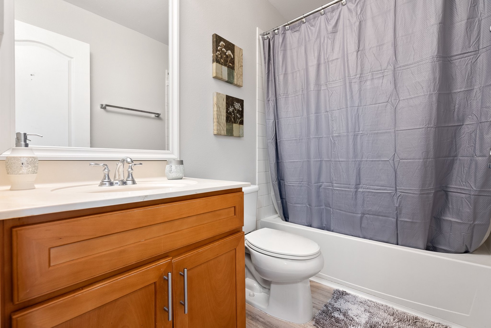Kapolei Vacation Rentals, Kilipue Retreat - Full guest bathroom with shower-tub combo and fresh, clean design.