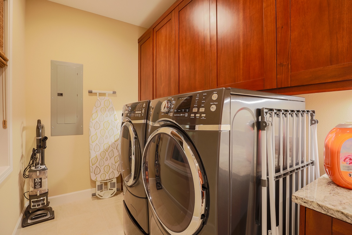 Kailua Kona Vacation Rentals, Island Time - Holua Kai - Laundry room will full washer and dryer