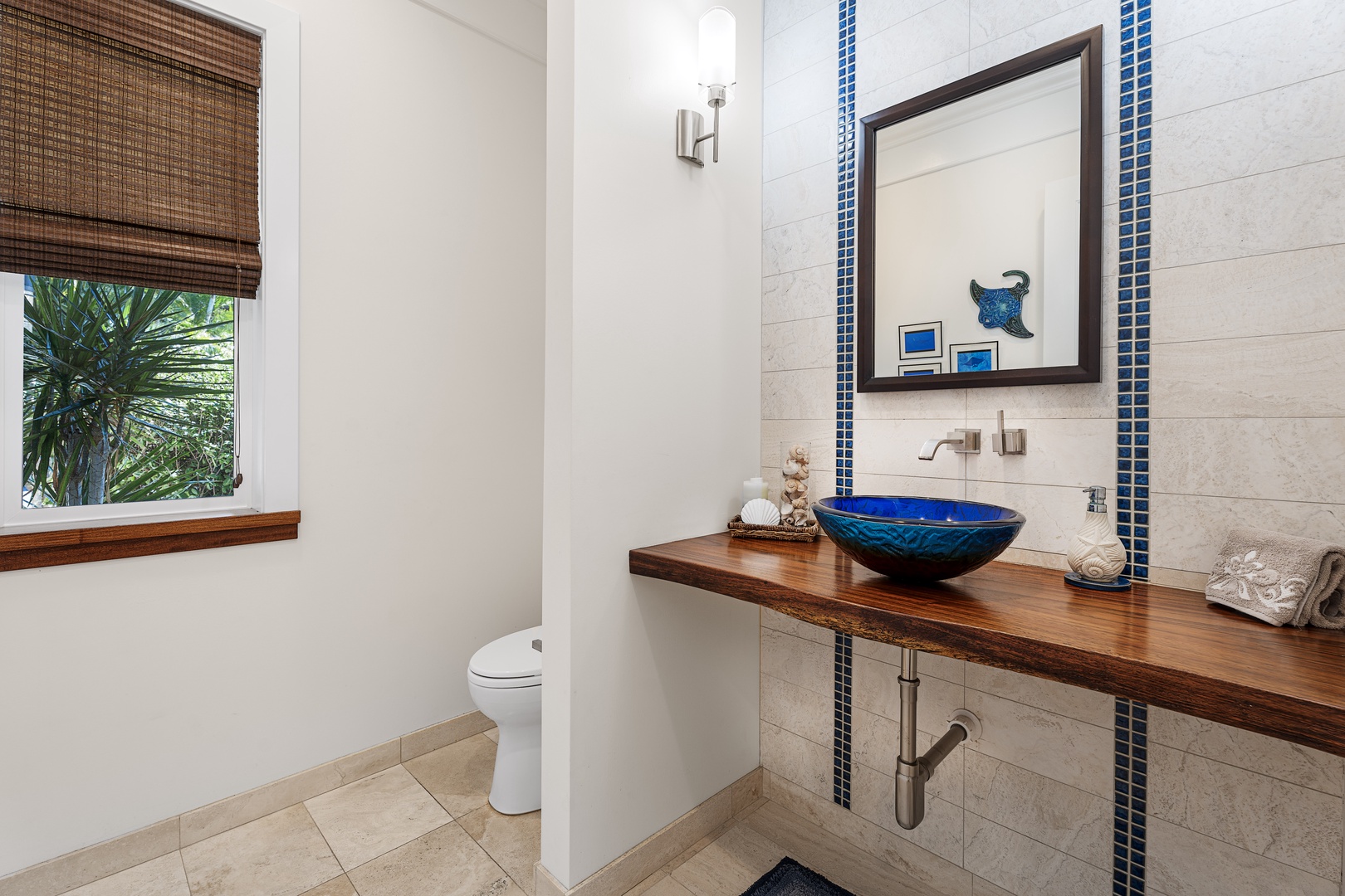 Kailua Kona Vacation Rentals, Ohana le'ale'a - Stylish powder room with unique vessel sink and bright, modern design.