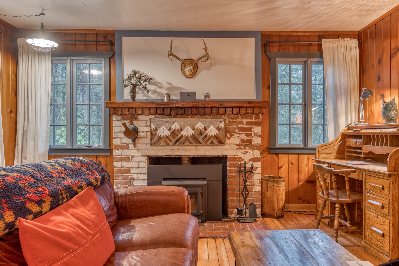 Brightwood Vacation Rentals, Springbrook Cabin - Plenty of books, puzzles, and board games are also available, as well as a record player with an extensive record collection to explore, making this room a very atmospheric place to gather with friends and family for fun and entertainment.