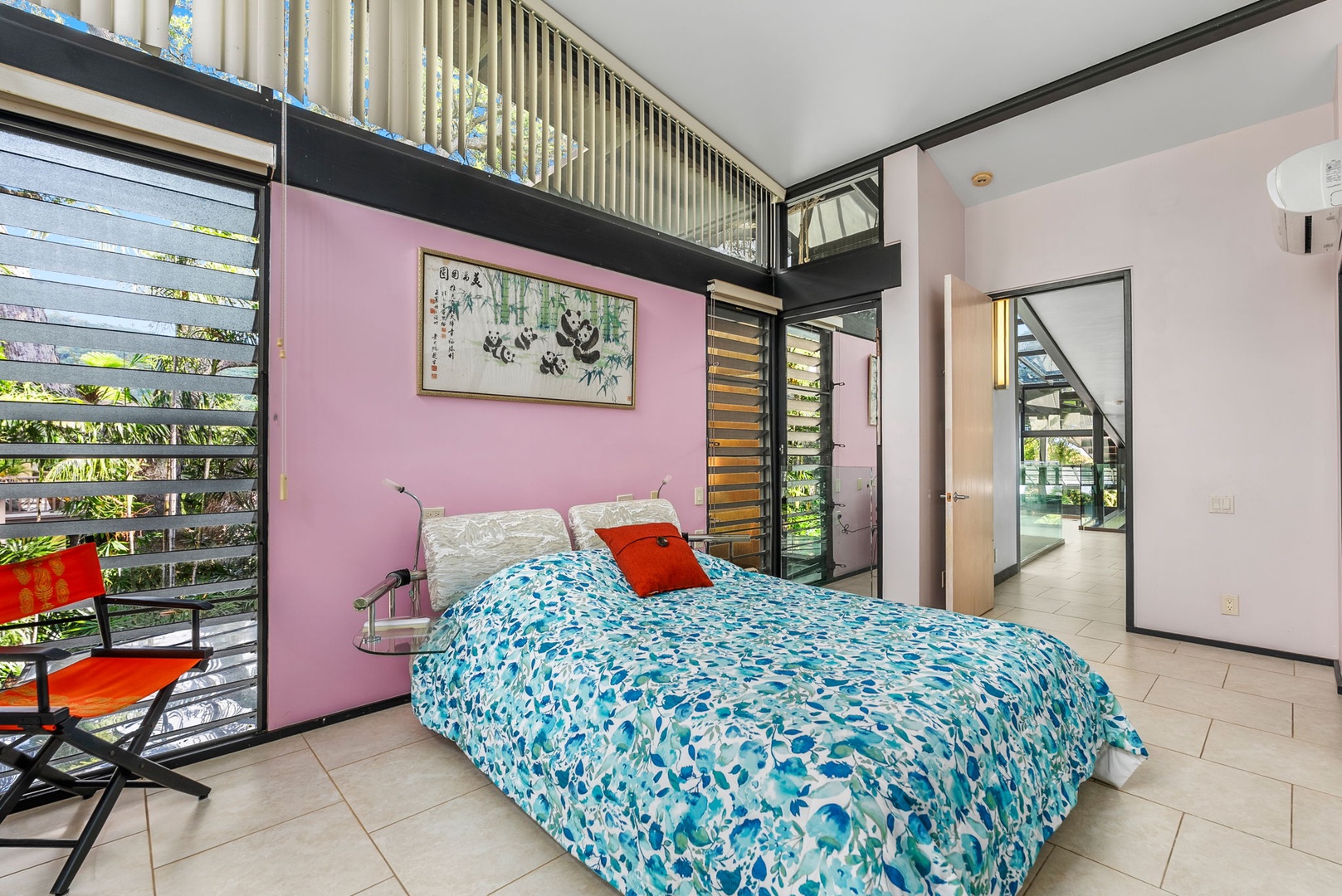 Honolulu Vacation Rentals, Tantalus Glass House (3 BD) - Unwind in your vibrant retreat with colorful décor and floor-to-ceiling windows that fill the space with tropical light.