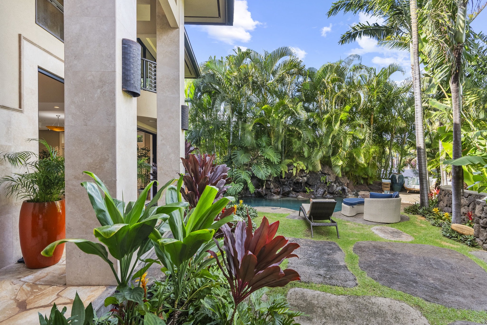 Honolulu Vacation Rentals, Pili Pono - Side yard with tropical plants and peaceful ambiance.