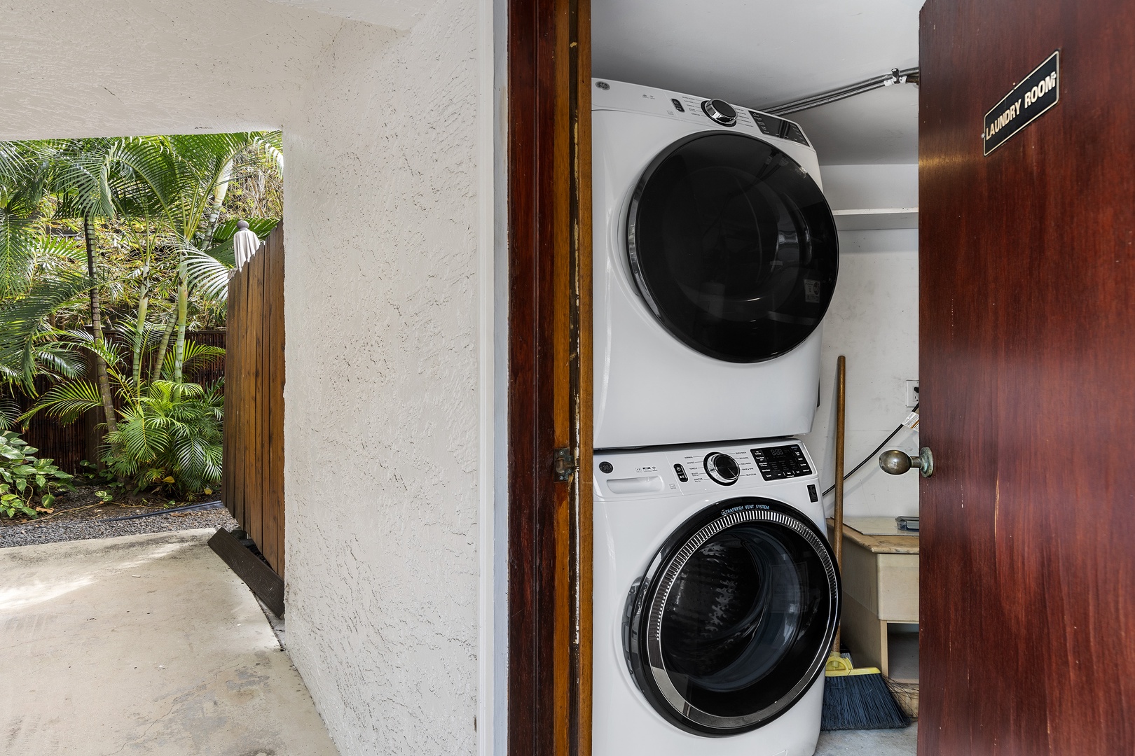 Kailua Kona Vacation Rentals, Kona's Shangri La - Detached laundry room with commercial sized washer/dryer