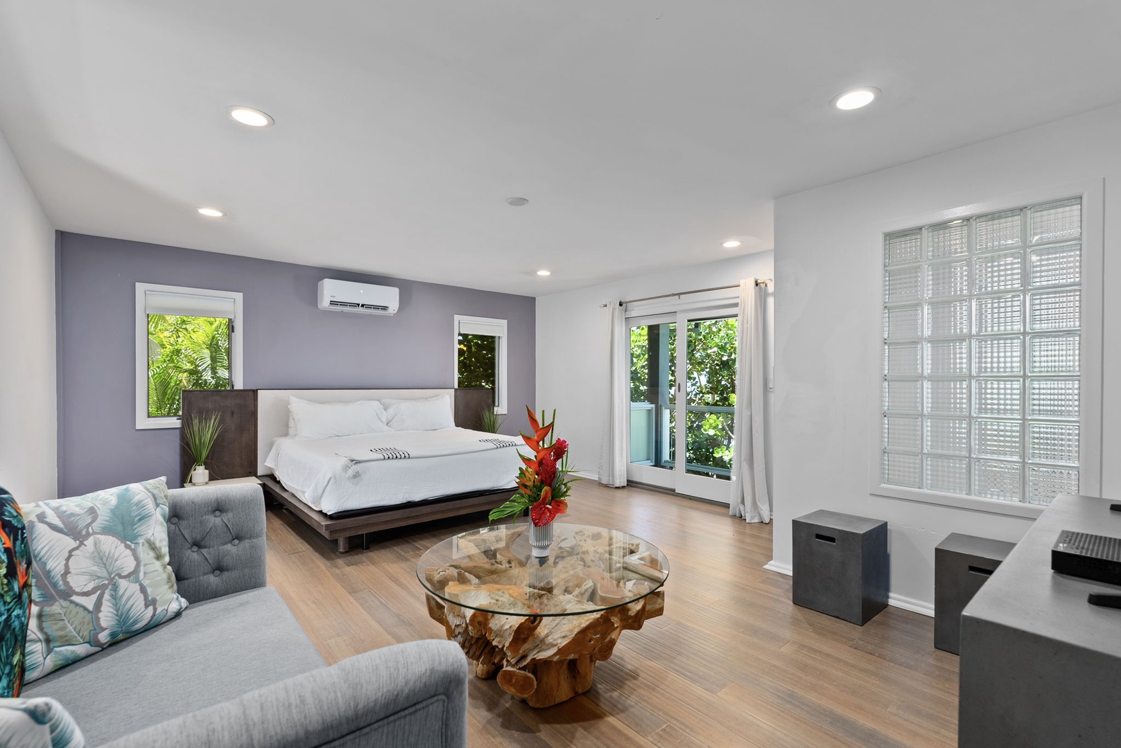 Honolulu Vacation Rentals, Wailupe Beachfront Getaway - The fourth guest suite has a king-sized bed, split AC and garden views from private lanai.