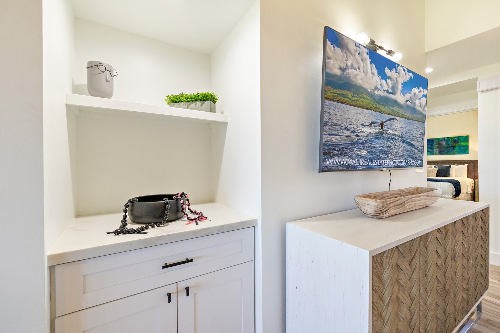 Lahaina Vacation Rentals, Kapalua Ridge 1421 - A convenient storage nook provides space for your essentials, complemented by modern décor and a flat-screen TV