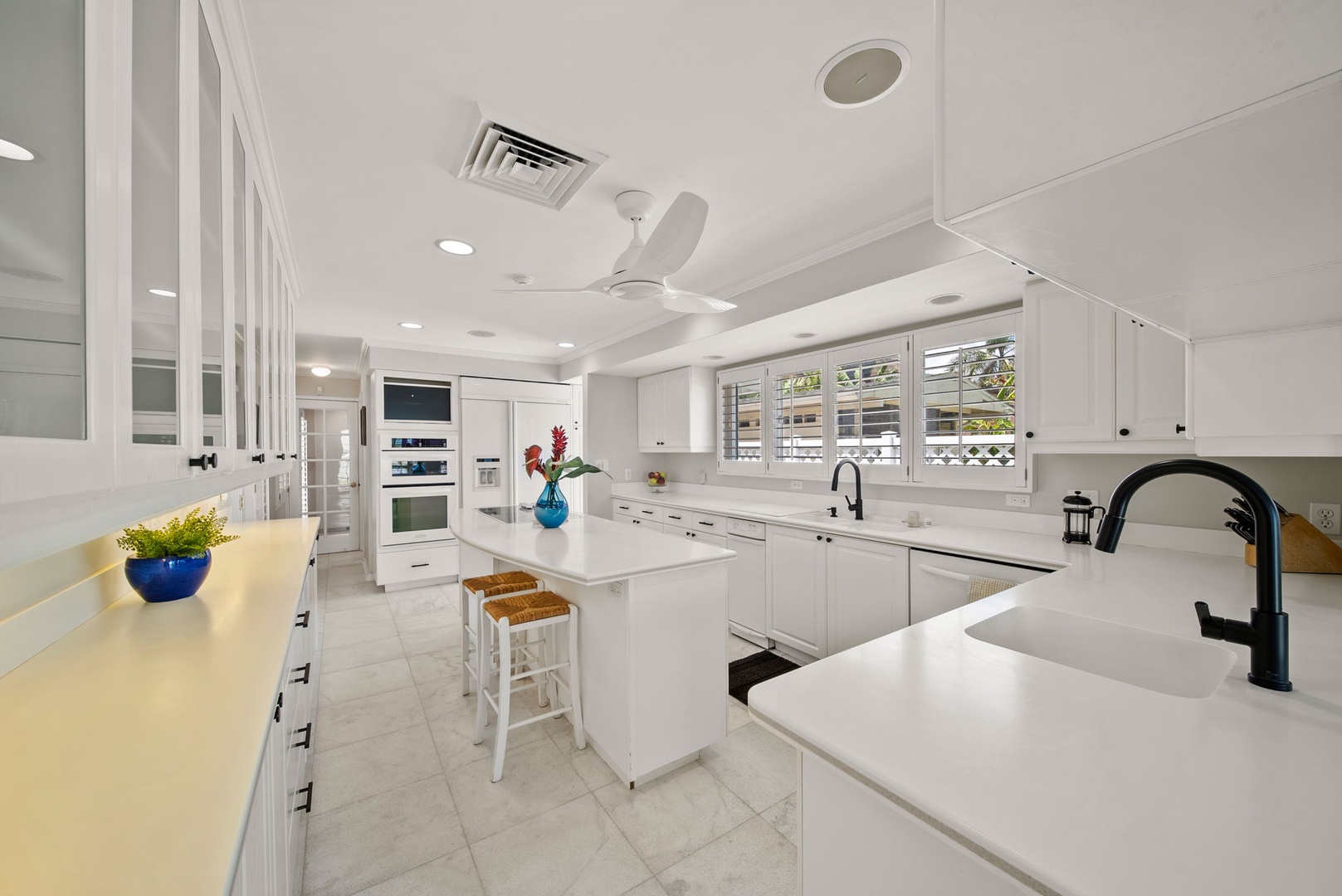 Waimanalo Vacation Rentals, Mana Kai at Waimanalo - A chef’s delight with premium appliances, perfect for creating fresh seafood dishes and Hawaiian-inspired cuisine.