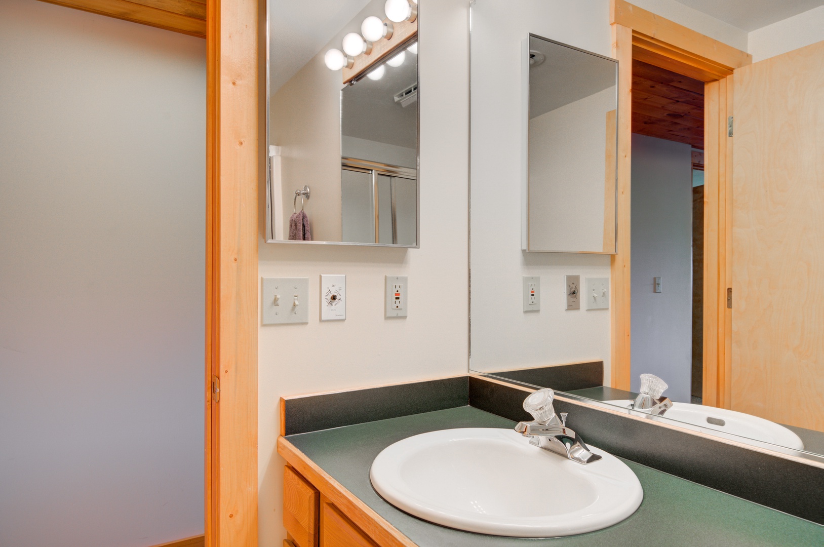 Bozeman Vacation Rentals, The Canyon Lookout - Guest Bath