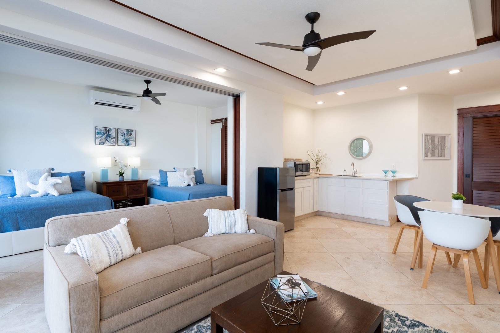 Honolulu Vacation Rentals, Wailupe Seaside - Enjoy a sitting area and kitchenette in the secondary suite.