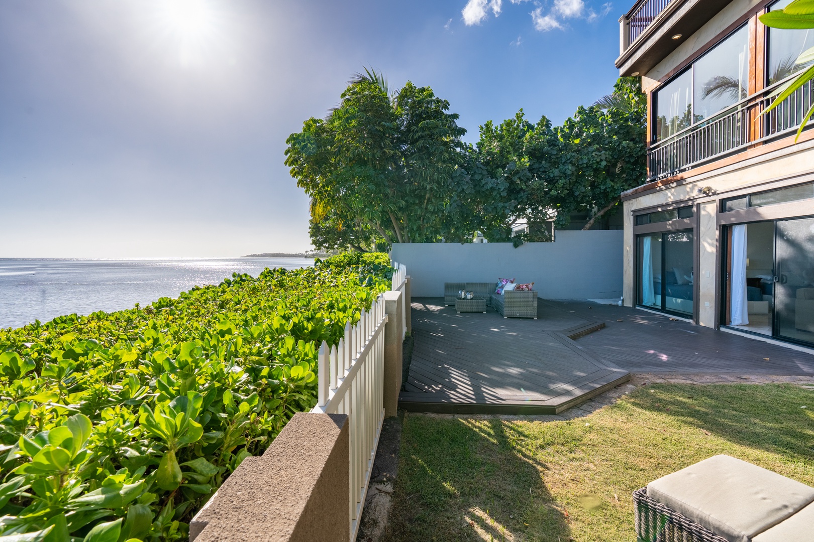 Honolulu Vacation Rentals, Wailupe Seaside - Surrounded by tropical plants.