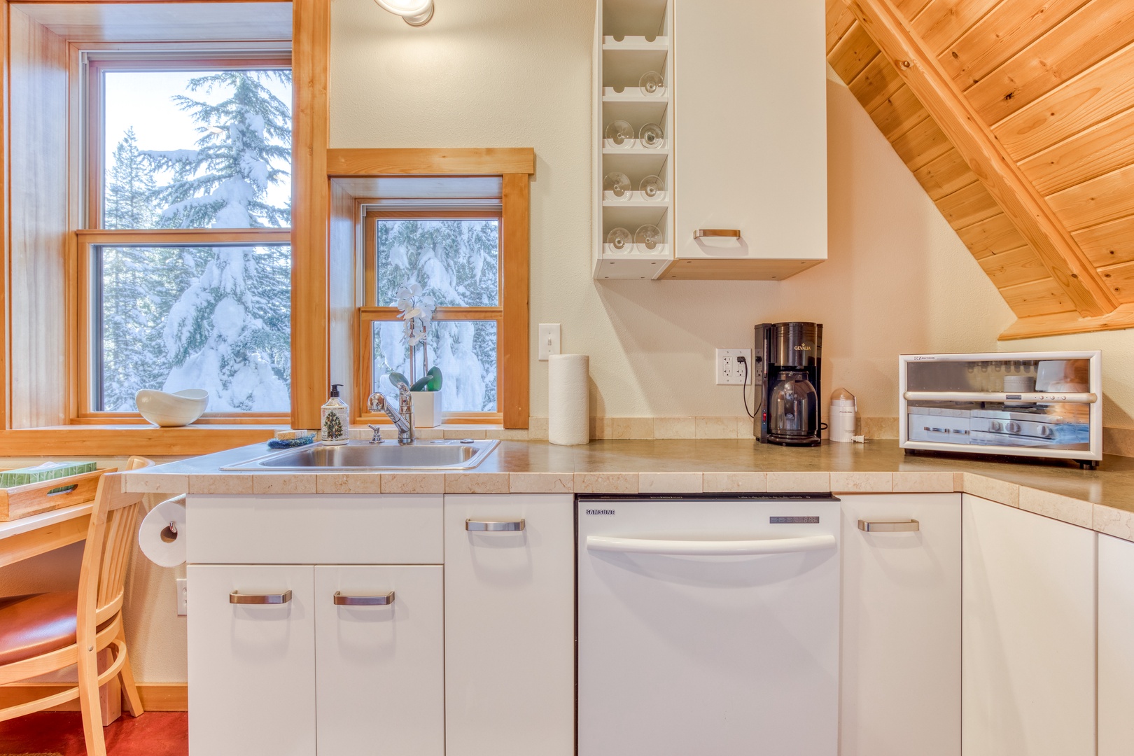 Government Camp Vacation Rentals, Glade Trail Lodge - Kitchen overlooking the nature around the house