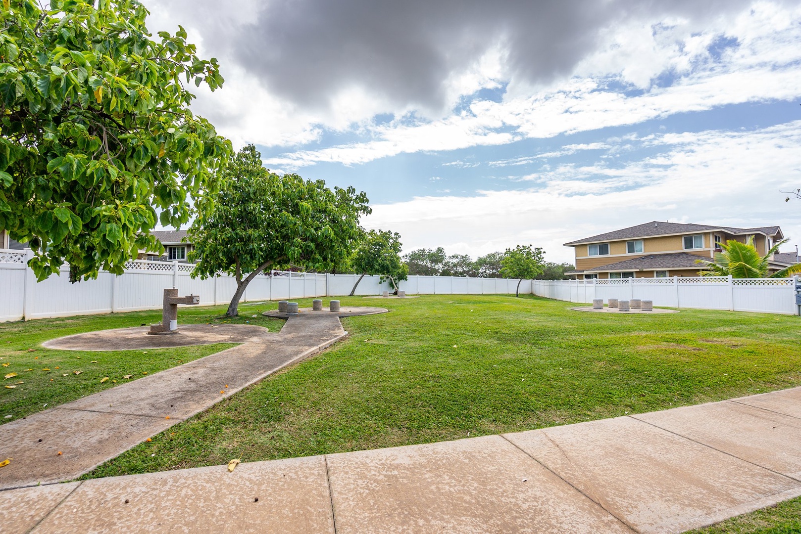 Kapolei Vacation Rentals, Kilipue Retreat - Neighborhood walking paths and green spaces just steps from your door, ideal for morning strolls or pet-friendly outings.
