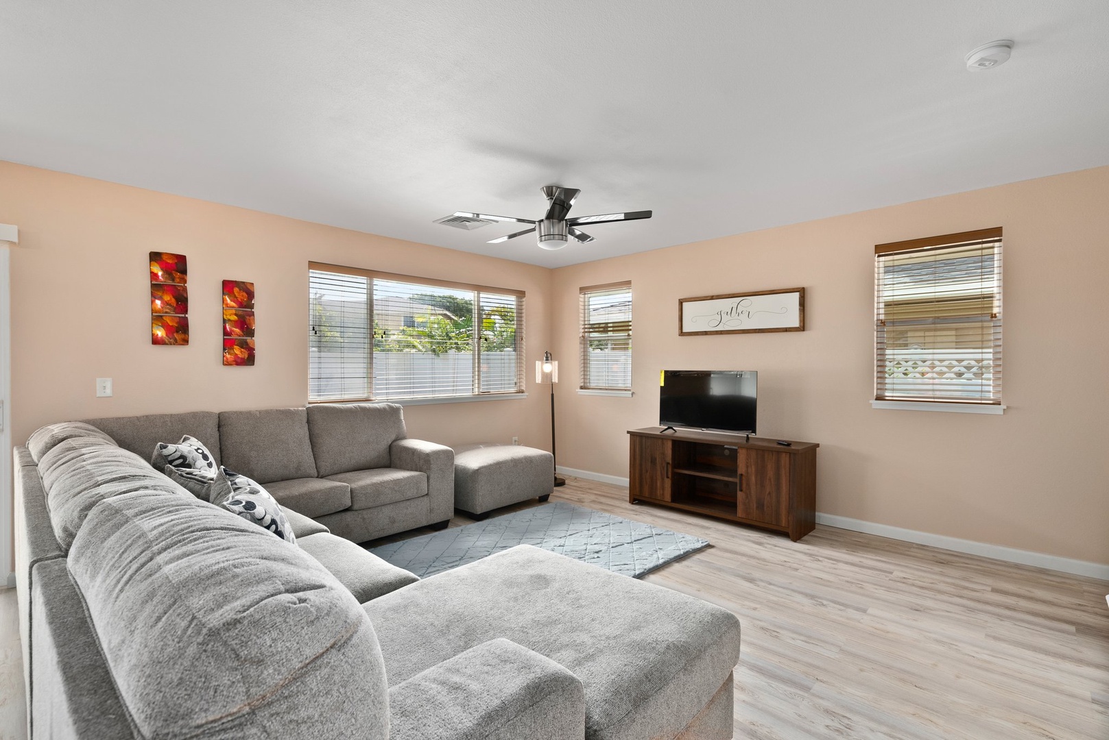 Kapolei Vacation Rentals, Kilipue Retreat - Cozy seating area ideal for relaxing with family or catching up on your favorite shows.