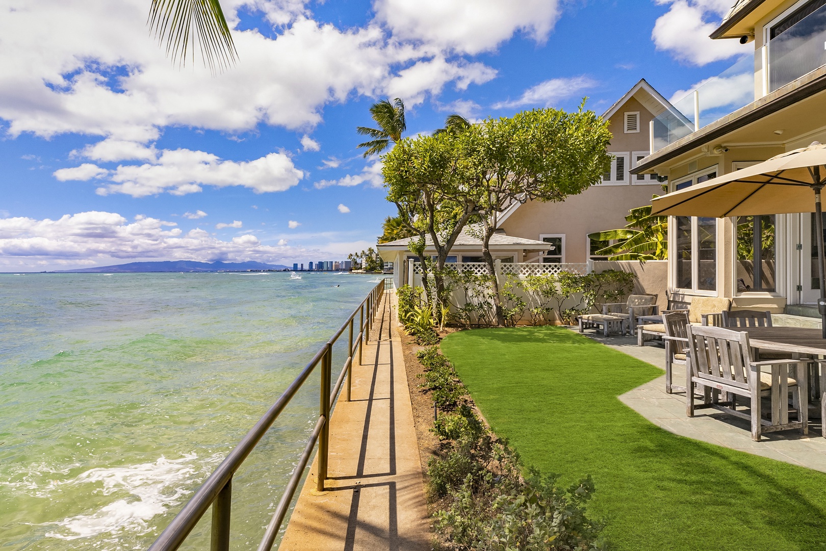Honolulu Vacation Rentals, Diamond Head Surf House - Oceanfront yard and walk way.