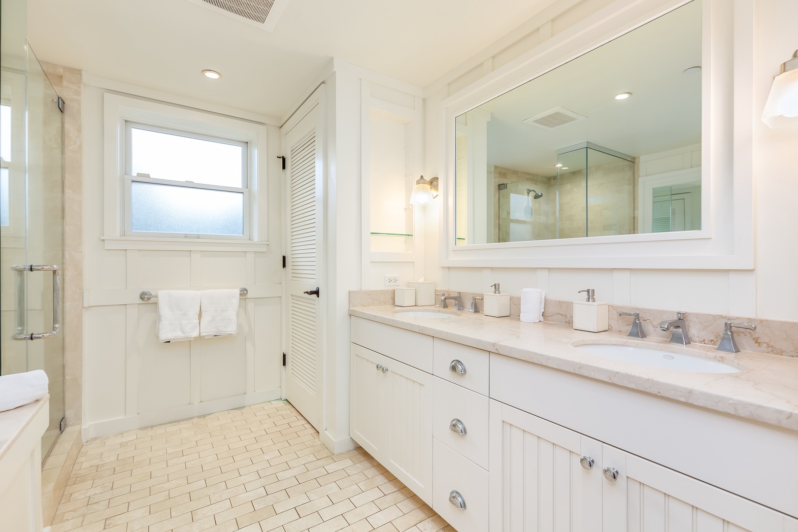 Kahuku Vacation Rentals, Turtle Bay Villas 301 - deep soaking tub, separate shower and dual-sink vanity