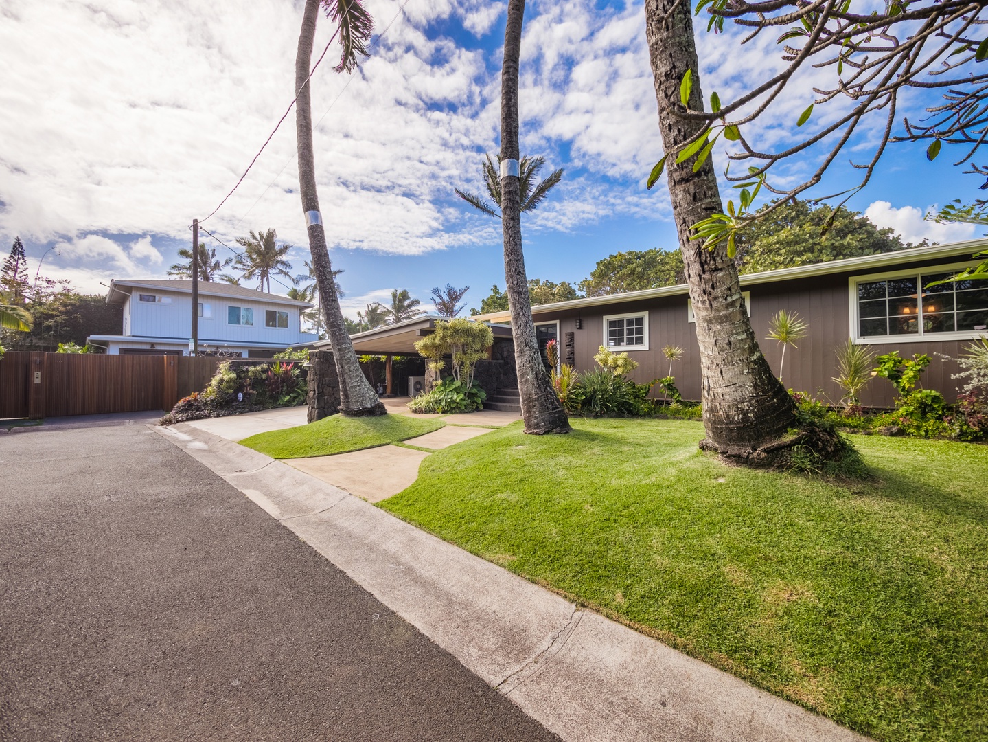 Haleiwa Vacation Rentals, Sunset Point Hawaiian Beachfront** - The driveway.