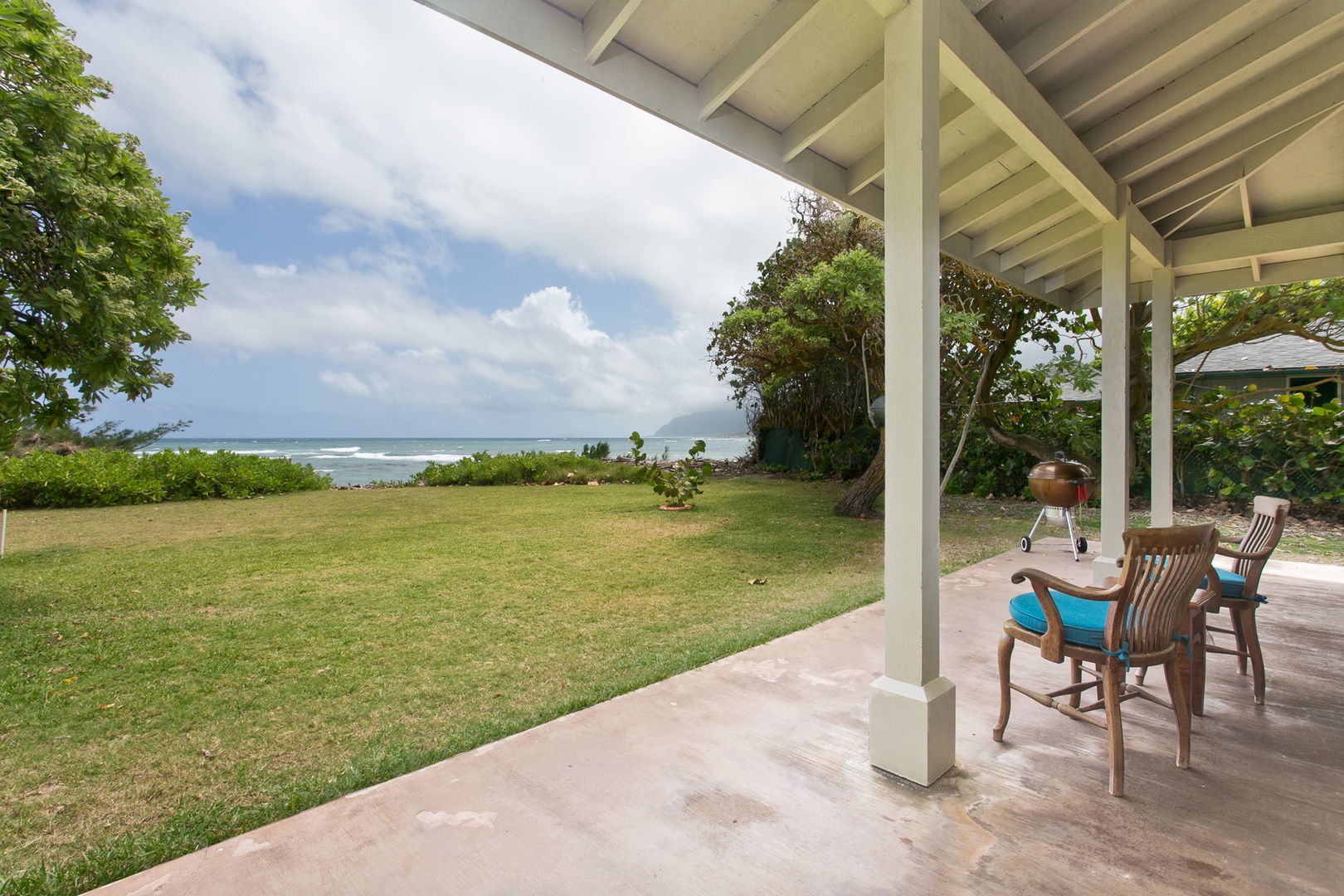 Laie Vacation Rentals, Waipuna Hale - Open lanai.