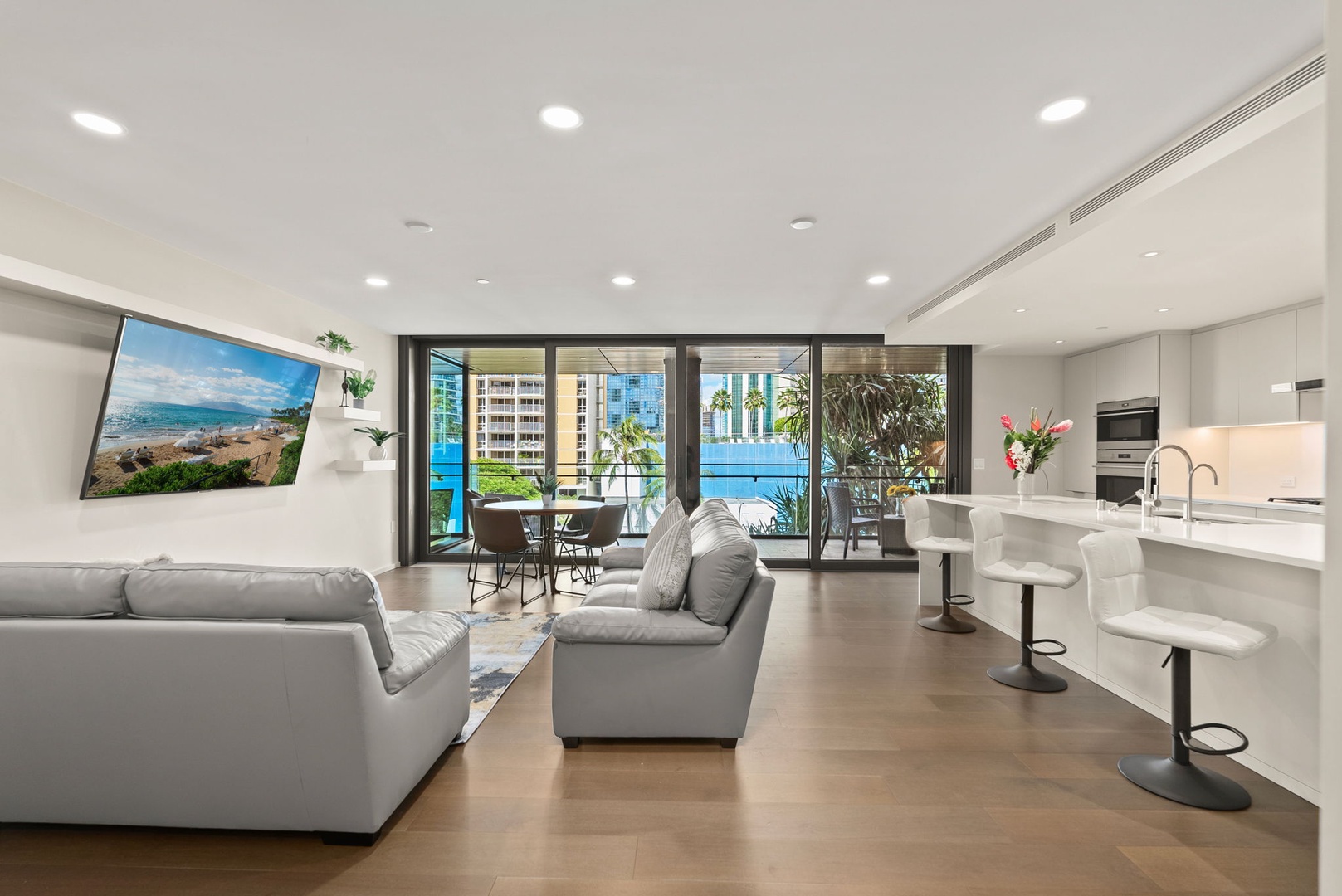 Honolulu Vacation Rentals, Park Lane Getaway - Open living area with cozy seating and natural light.