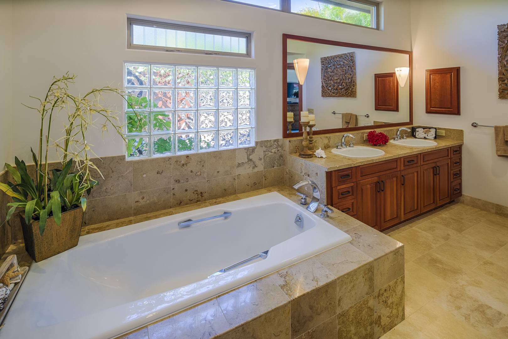 Kamuela Vacation Rentals, Villages at Mauna Lani Resort Unit # 728 - Soaking tub in primary suite